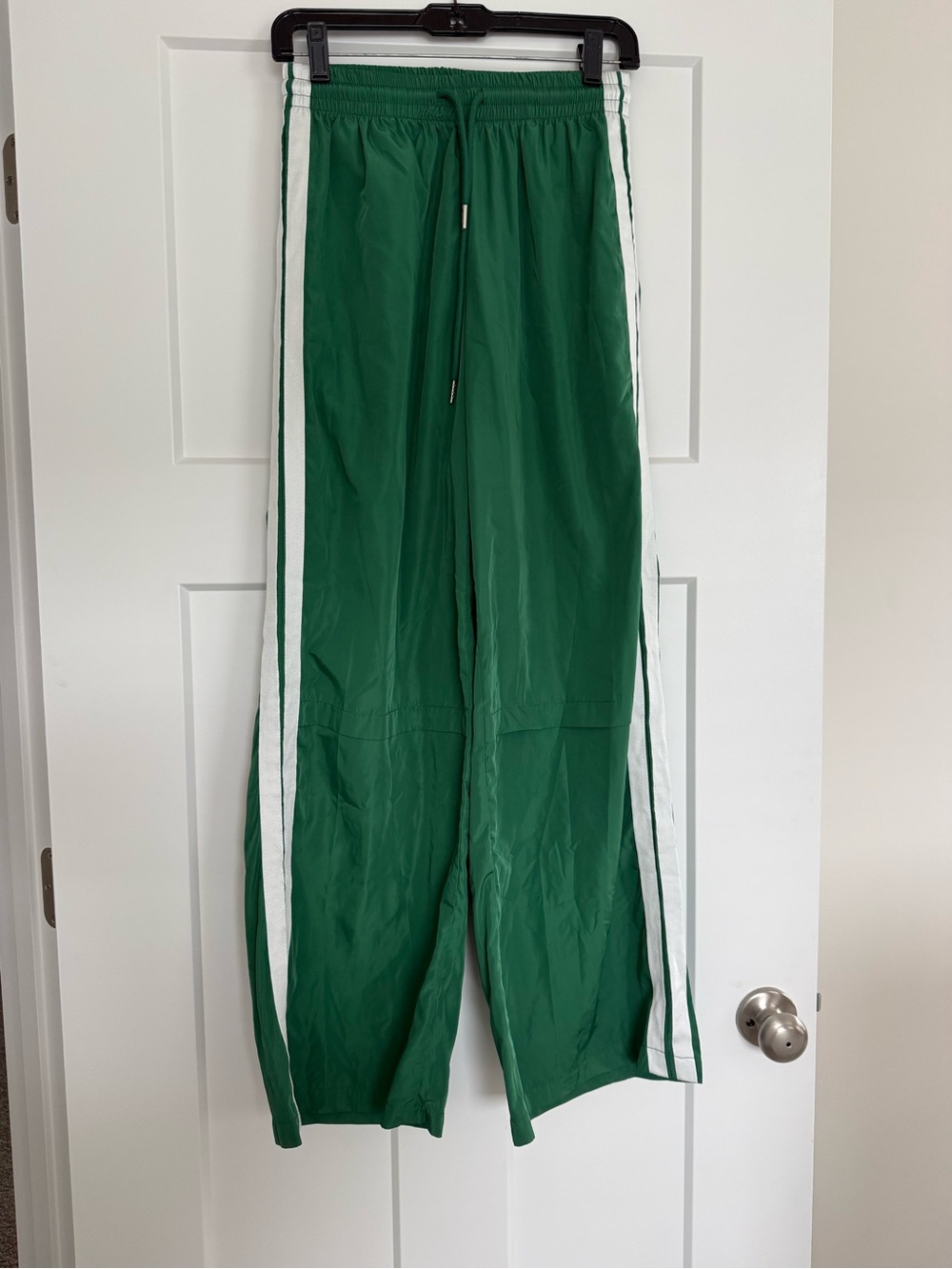 Edikted Fauna Nylon Women’s Track Pants in Green